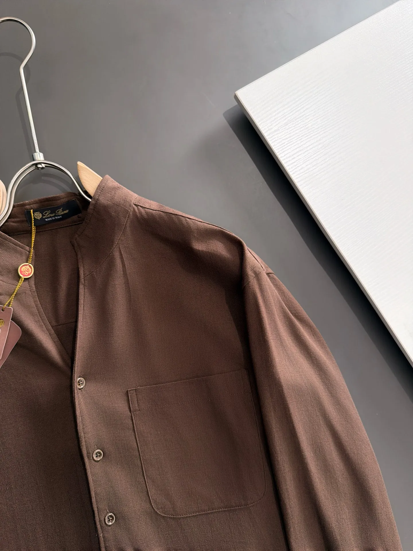 Next day shipment LP high quality Loro Piana 26ss autumn and winter New Arrival linen shirt set Made of one-on-one combed cotton yarn knitted linen fabrics, no pressure in and out of the counter Exclusive control of raw materials It feels substantial when weighed, and the upper body is more textured than ordinary T-shirts. This texture can cope with the weather easily and is suitable for both hot and cold! Loose fit design, looks noble. The only correct version is available Size: M to XXXL
